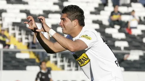 Felipe Flores festejando un gol con la camiseta de Colo Colo