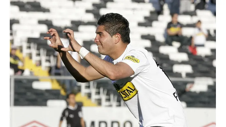 Felipe Flores festejando un gol con la camiseta de Colo Colo