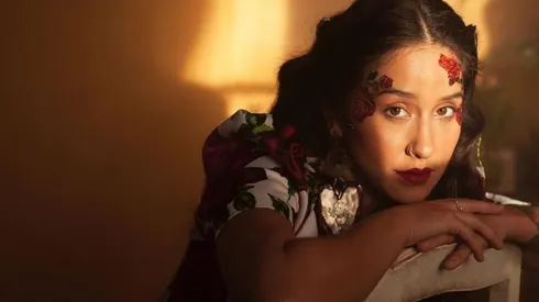 Denise Rosenthal no ha dejado de lanzar nuevos materiales durante la cuaretena.