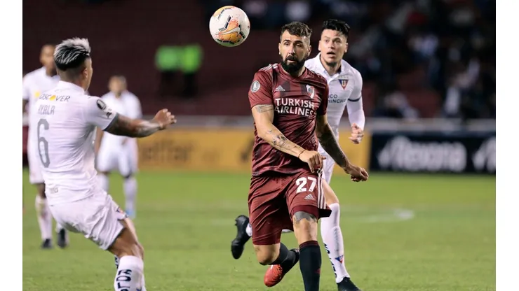 Lucas Pratto jugando por River Plate ante LDU