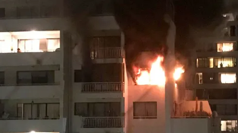 El incendio afectó a un octavo piso de un edificio de Las Condes.