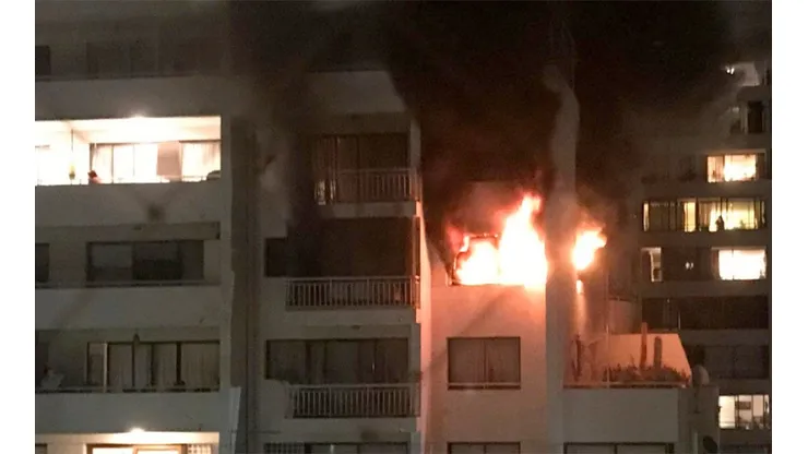 El incendio afectó a un octavo piso de un edificio de Las Condes.