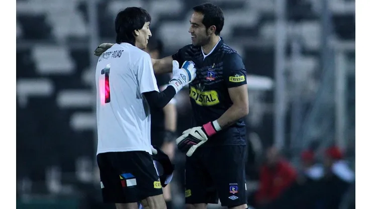 Claudio Bravo reemplazando a Rojas en un partido de homenaje.