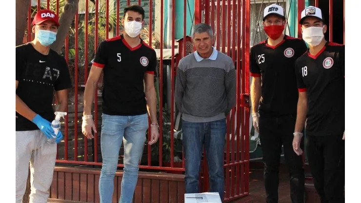 Unión La Calera regala cajas para sus adultos mayores