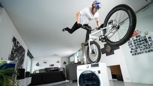 Fabio Wibmer usó su imaginación y los elementos de su casa para realizar esta increíble producción en cuarentena.