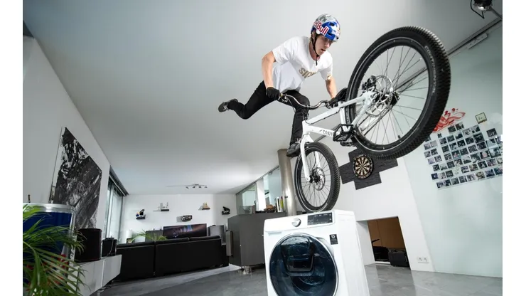 Fabio Wibmer usó su imaginación y los elementos de su casa para realizar esta increíble producción en cuarentena.