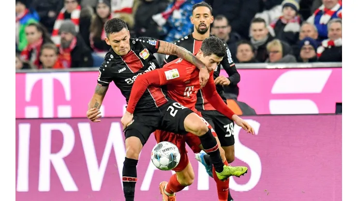 Charles Aránguiz disputando el balón con Lewandowski