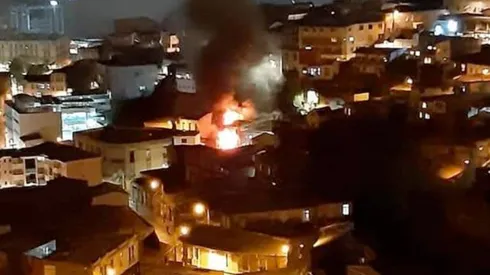 Un incendio afectó anoche a hogares en Valparaíso.