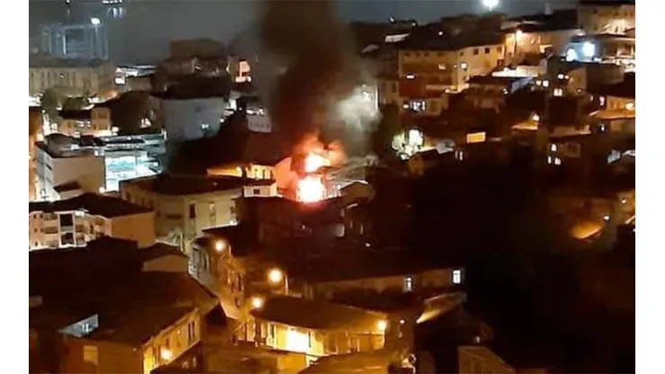 Un incendio afectó anoche a hogares en Valparaíso.