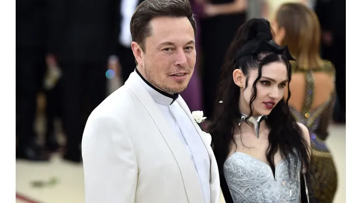 Elon Musk y Grimes habrían bautizado a su hijo como X Æ A-12 Musk.