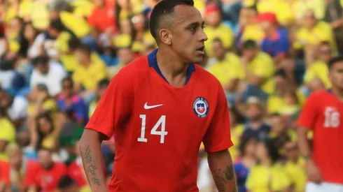 Fabián Orellana subasta camiseta de la Roja para ir en ayuda del Hospital Sótero del Río