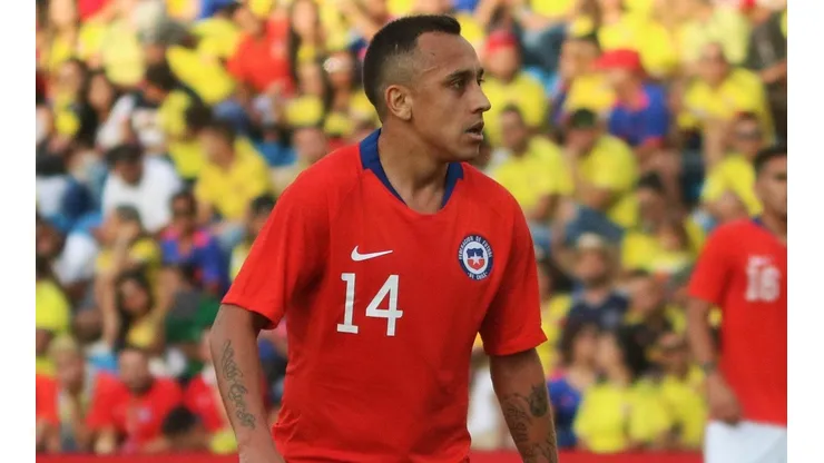 Fabián Orellana subasta camiseta de la Roja para ir en ayuda del Hospital Sótero del Río