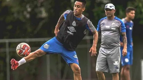 Christián Cueva con Jorge Sampaoli en una práctica en el Santos