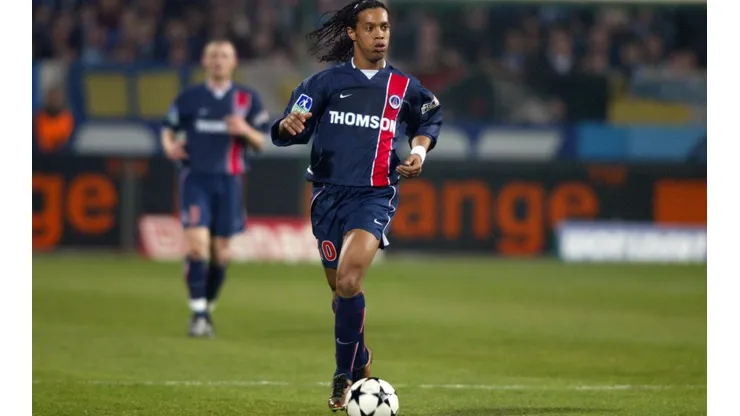 Ronaldinho en el PSG, donde compartió camarín con Martín Cardetti