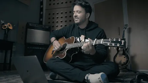 Luis Fonsi se la jugó por un sonido acústico en su nueva apuesta musical desde la cuarentena.