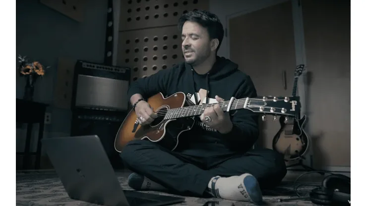 Luis Fonsi se la jugó por un sonido acústico en su nueva apuesta musical desde la cuarentena.