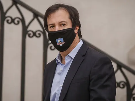 El ministro de Economía llega a La Moneda con mascarilla de Colo Colo