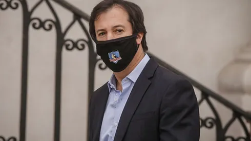 El ministro de Economía, Lucas Palacios, se lució con su máscara de Colo Colo en La Moneda