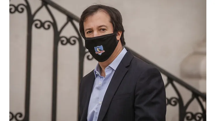 El ministro de Economía, Lucas Palacios, se lució con su máscara de Colo Colo en La Moneda