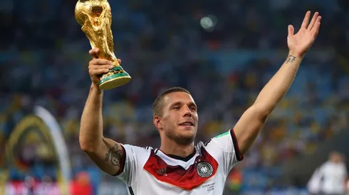 Podolski con la Copa del Mundo en Brasil 2014.