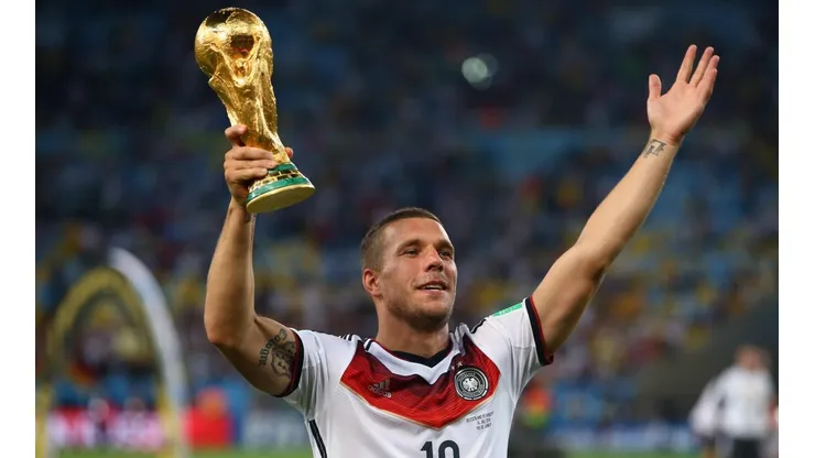 Podolski con la Copa del Mundo en Brasil 2014.