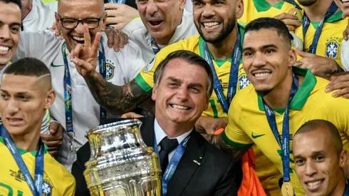 Bolsonaro junto al plantel ganador de la Copa América
