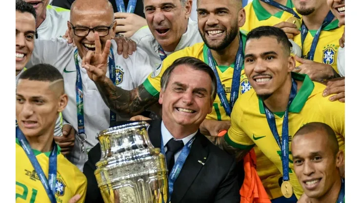 Bolsonaro junto al plantel ganador de la Copa América
