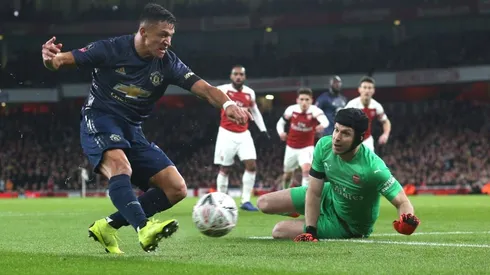 Alexis se apresta a marcar en el United.