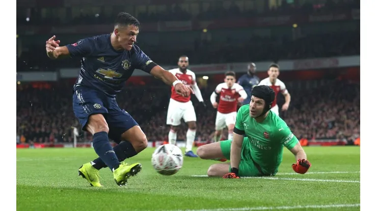 Alexis se apresta a marcar en el United.