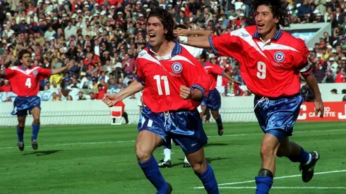 Marcelo Salas festeja junto a Iván Zamorano un gol ante Italia en el Mundial Francia 1998