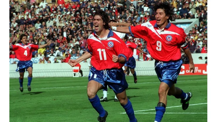 Marcelo Salas festeja junto a Iván Zamorano un gol ante Italia en el Mundial Francia 1998