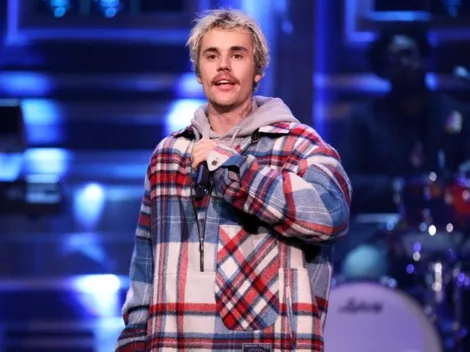 Sorprenden a Justin Bieber surfeando durante la cuarentena