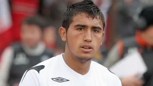 Vidal jugando por los albos