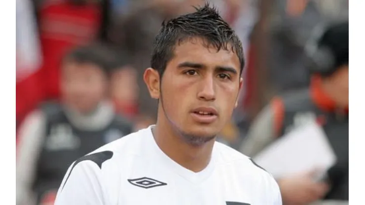 Vidal jugando por los albos