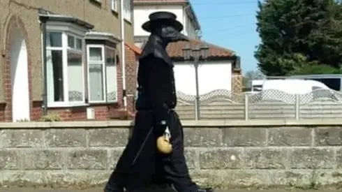 El bromista recorre las calles caracterizado de médico de la peste negra.