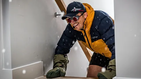 Ed Jackson escaló 89 mil peldaños en su casa, equivalente al Monte Everest, por una buena causa.