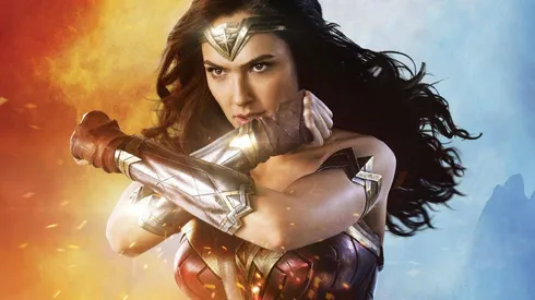 Gal Gadot se mantiene en lo alto interpretando a "Wonder Woman".