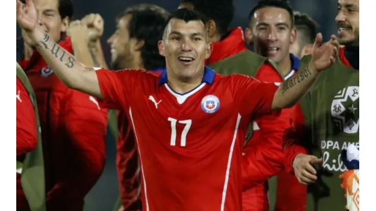 Medel dona su camiseta a la Cruz Roja.