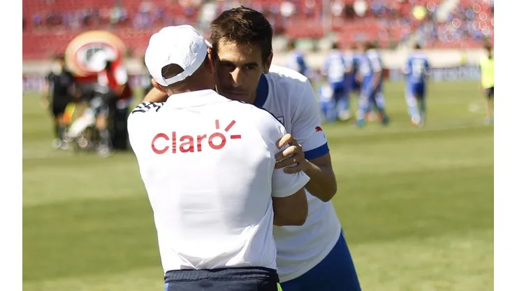 Costa saluda a Sampaoli en el clásico universitario.