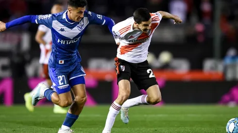 Pablo Galdames disputando el balón con Nacho González