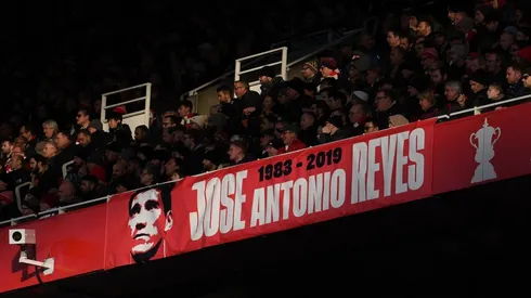 Lienzo desplegado por la hinchada del Arsenal en honor de la Perla Reyes