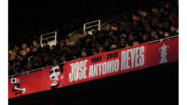 Lienzo desplegado por la hinchada del Arsenal en honor de la Perla Reyes