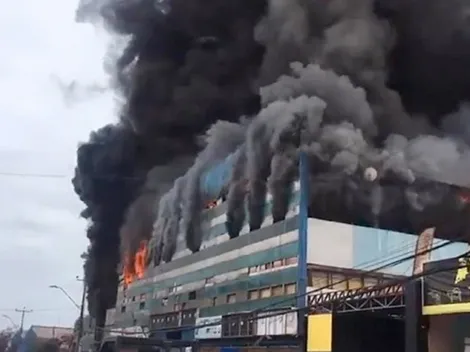 Gigantesco incendio afecta a la Zona Franca de Iquique
