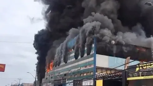 El incendio está siendo combatido por Bomberos.