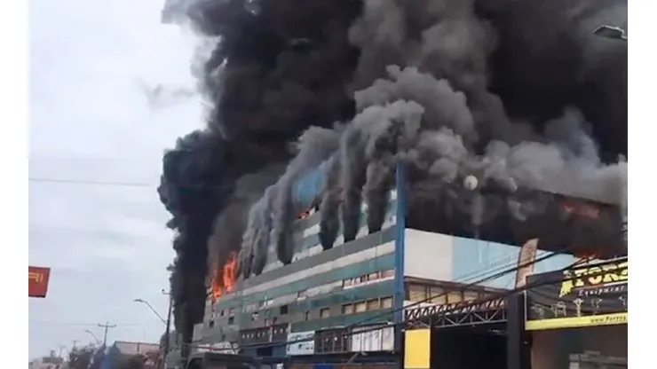 El incendio está siendo combatido por Bomberos.