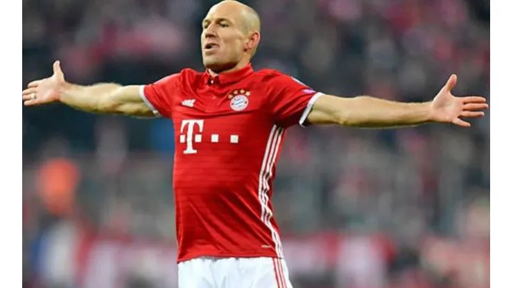 Robben afirma que está analizando salir del retiro y volver al fútbol.