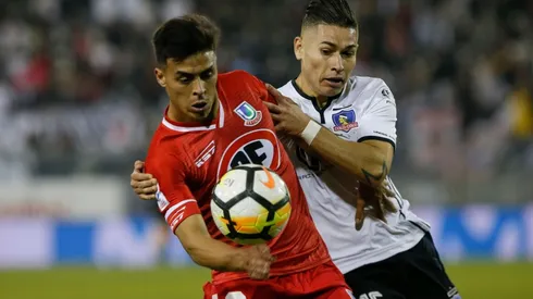 Brian Fernández enfrentando a Colo Colo por Unión La Calera.