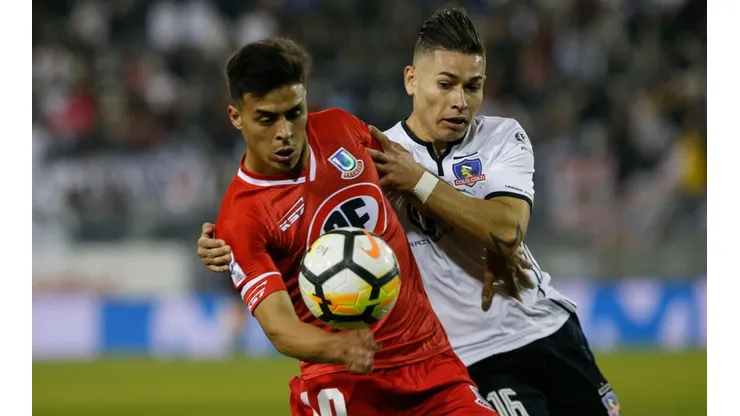 Brian Fernández enfrentando a Colo Colo por Unión La Calera.