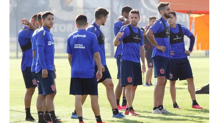 Los jugadores de U. de Chile realizando un entrenamiento antes de la paralización del fútbol.