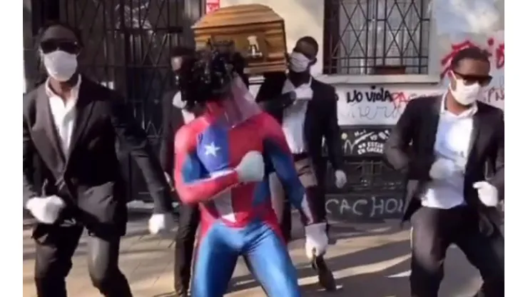 El meme del momento se hizo realidad en las calles de Santiago.